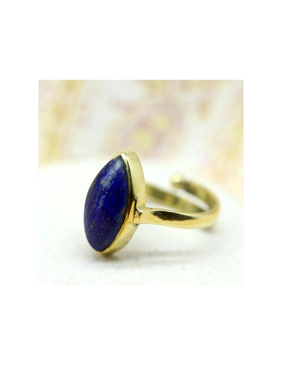 Bague dorée et lapis lazuli