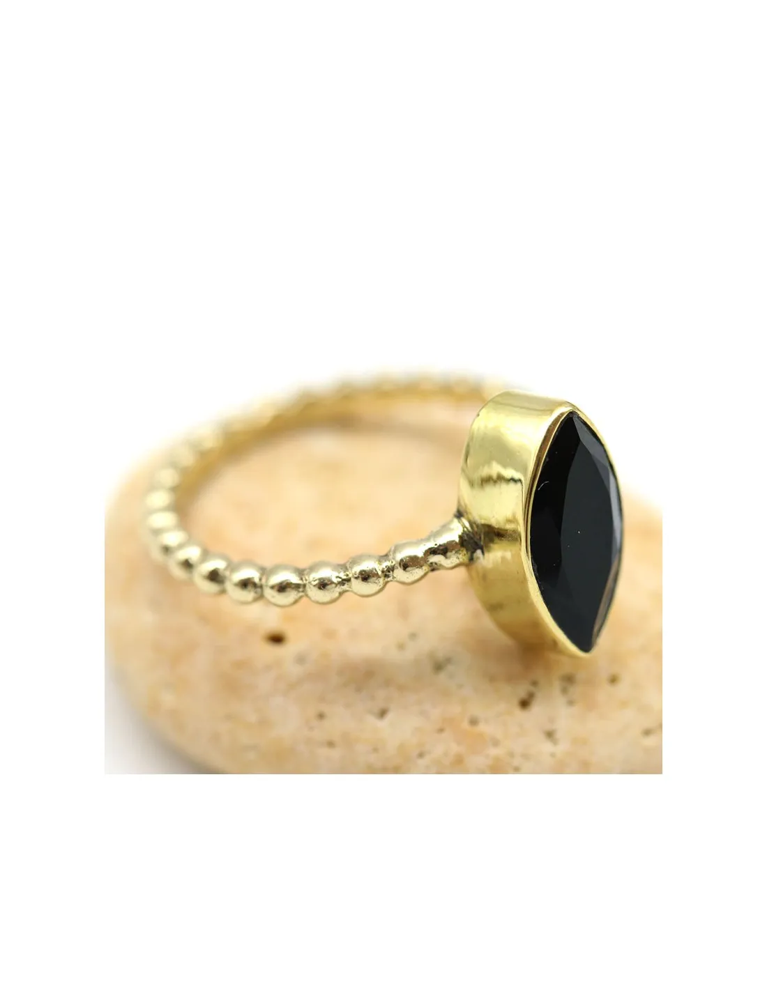 Bague dorée fine pierre noire