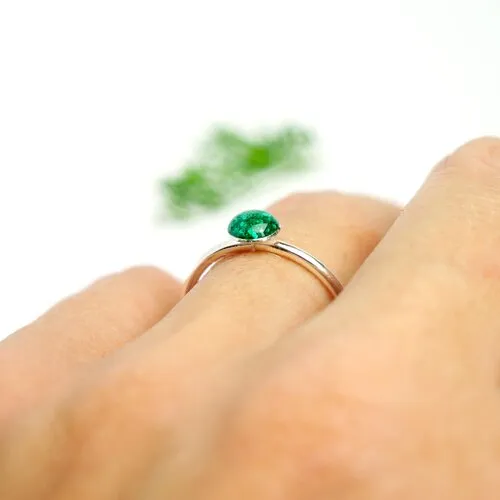 Bague empilable et minimaliste vert émeraude pailleté en argent 925 collection niji