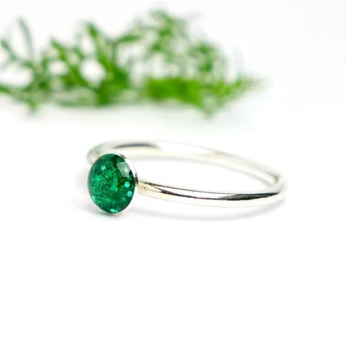 Bague empilable et minimaliste vert émeraude pailleté en argent 925 collection niji