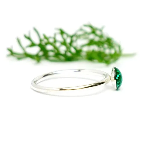 Bague empilable et minimaliste vert émeraude pailleté en argent 925 collection niji