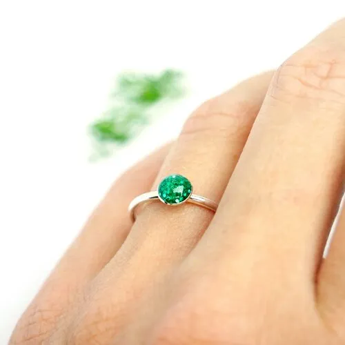 Bague empilable et minimaliste vert émeraude pailleté en argent 925 collection niji