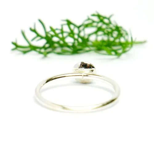 Bague empilable et minimaliste vert émeraude pailleté en argent 925 collection niji