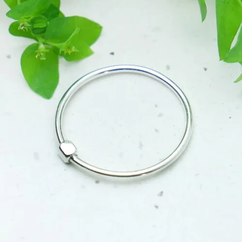 Bague empilable minimaliste très fine en argent 925/1000 avec motif carré