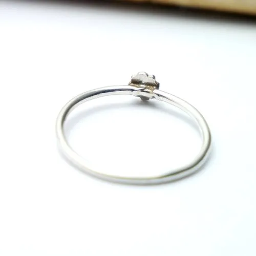 Bague empilable minimaliste très fine en argent 925/1000 avec motif fleur