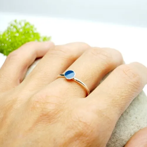 Bague en argent 925/1000 bleu pervenche minimaliste et empilable collection niji