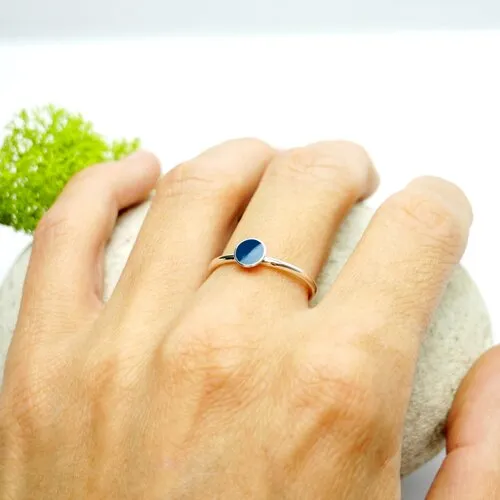 Bague en argent 925/1000 bleu pervenche minimaliste et empilable collection niji