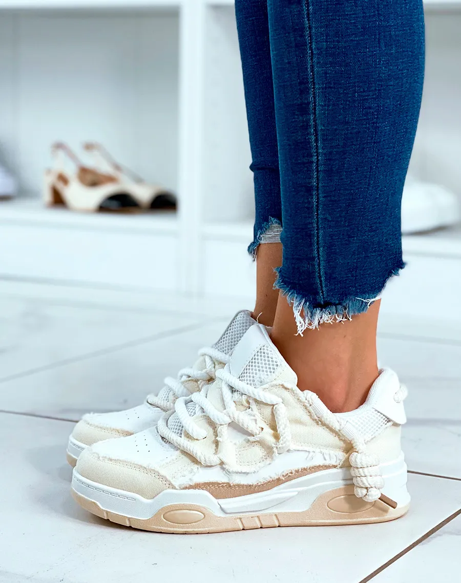 BASKETS BLANC ET BEIGE À LACET ÉPAIS ET À EFFET JEANS DÉCHIRÉS