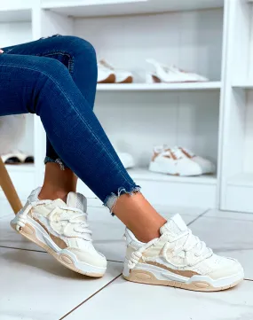 BASKETS BLANC ET BEIGE À LACET ÉPAIS ET À EFFET JEANS DÉCHIRÉS