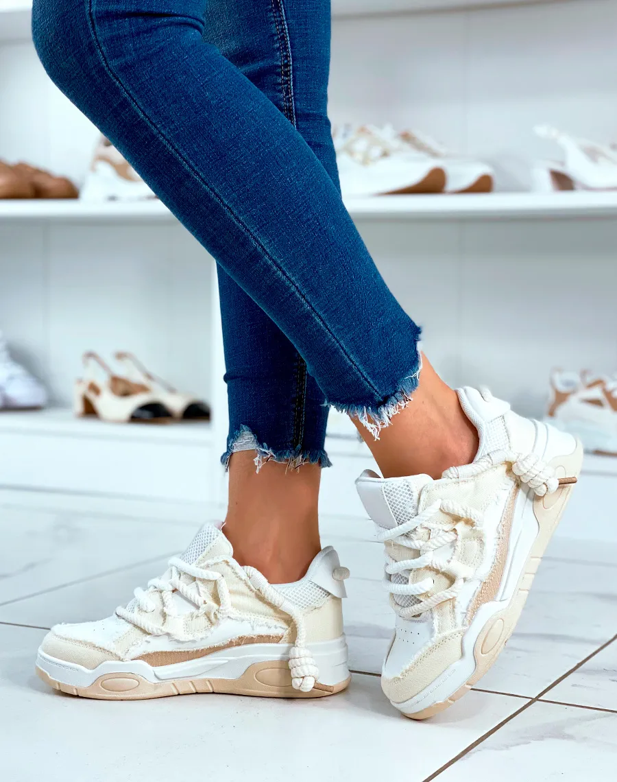 BASKETS BLANC ET BEIGE À LACET ÉPAIS ET À EFFET JEANS DÉCHIRÉS