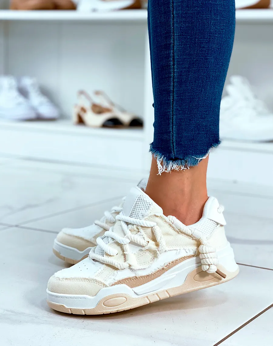 BASKETS BLANC ET BEIGE À LACET ÉPAIS ET À EFFET JEANS DÉCHIRÉS