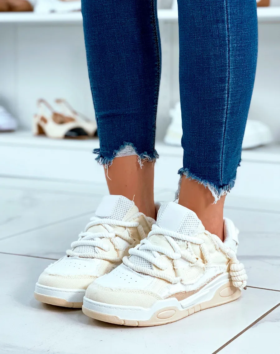 BASKETS BLANC ET BEIGE À LACET ÉPAIS ET À EFFET JEANS DÉCHIRÉS