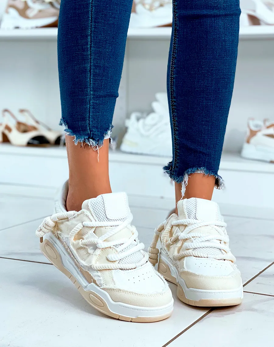 BASKETS BLANC ET BEIGE À LACET ÉPAIS ET À EFFET JEANS DÉCHIRÉS