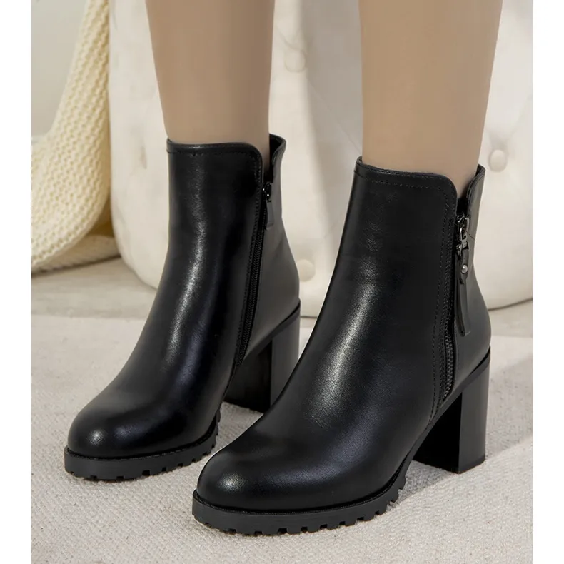 Bottes isolées noires sur le poteau Karen le noir