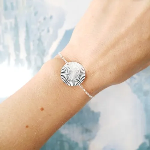 Bracelet fin médaille soleil 20 mm en argent 925 recyclé minimaliste avec chaine ajustable