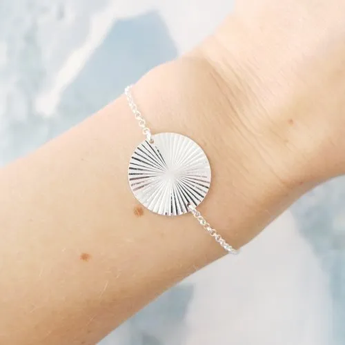 Bracelet fin médaille soleil 20 mm en argent 925 recyclé minimaliste avec chaine ajustable