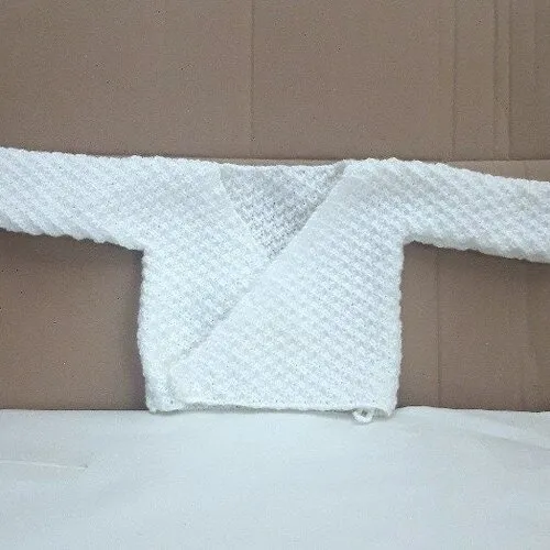 Brassière , cache coeur bébé  0  à  3 mois , blanche ou, jaune , tricot mains , boutonnée , lichettes