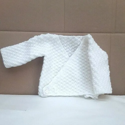 Brassière , cache coeur bébé  0  à  3 mois , blanche ou, jaune , tricot mains , boutonnée , lichettes