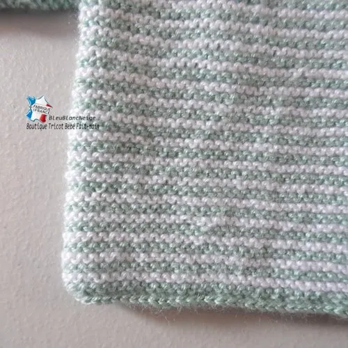 Brassière 3 mois 2 couleurs calinou blanc-lait et vert, brassière manches raglan mixte layette tricot bébé sur commande