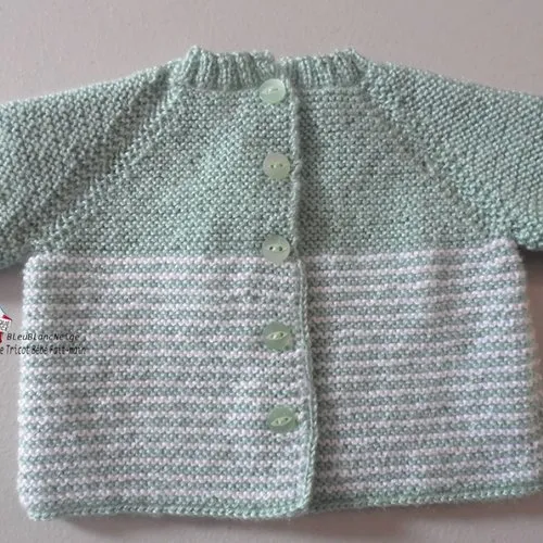 Brassière 3 mois 2 couleurs calinou blanc-lait et vert, brassière manches raglan mixte layette tricot bébé sur commande