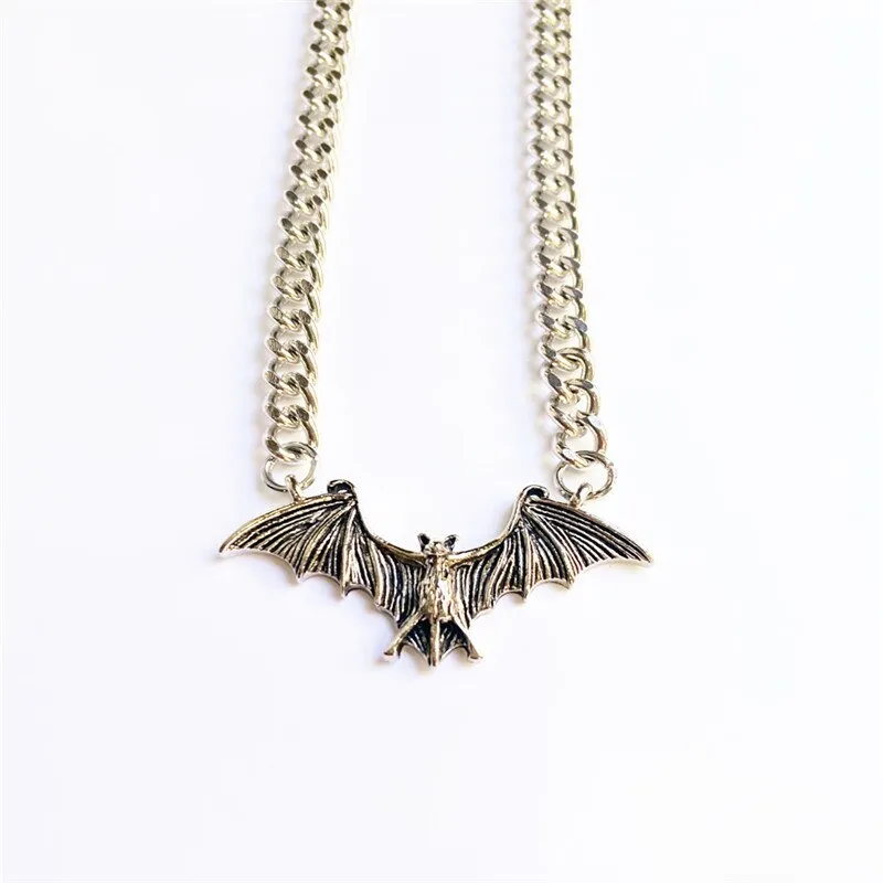 Collier vintage en chaîne avec pendentif chauve souris • Vintage Univers