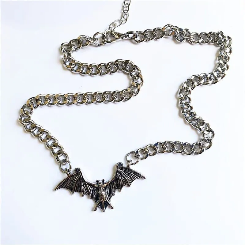 Collier vintage en chaîne avec pendentif chauve souris • Vintage Univers