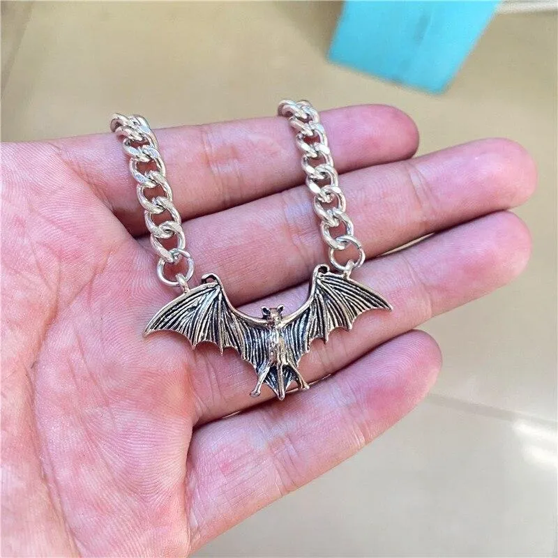 Collier vintage en chaîne avec pendentif chauve souris • Vintage Univers