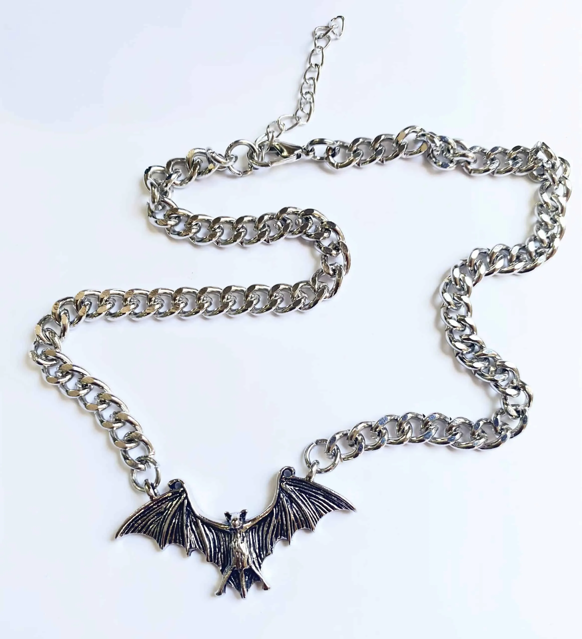 Collier vintage en chaîne avec pendentif chauve souris • Vintage Univers