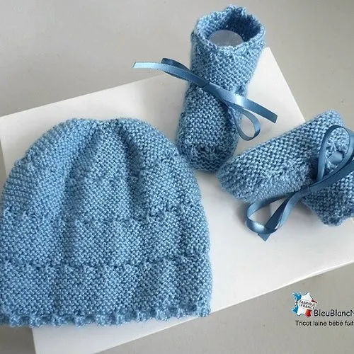 Ensemble, 1 mois, brassière droite bébé, bleu clair charron, bonnet et chaussons, tricot bébé, tricoté main, sur commande