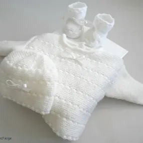 Ensemble, brassière bébé naissance, bonnet et chaussons, lait, ruban écru-clair, fille, sur commande