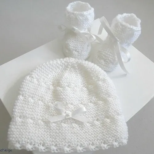 Ensemble, brassière bébé naissance, bonnet et chaussons, lait, ruban écru-clair, fille, sur commande