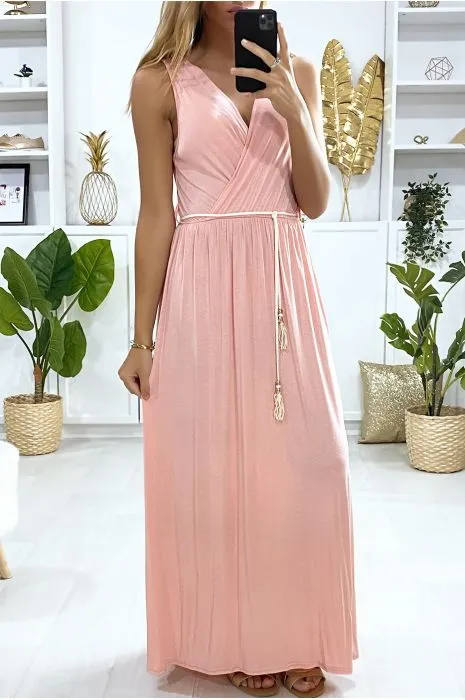 Longue robe croisé en rose avec ceinture en cordon