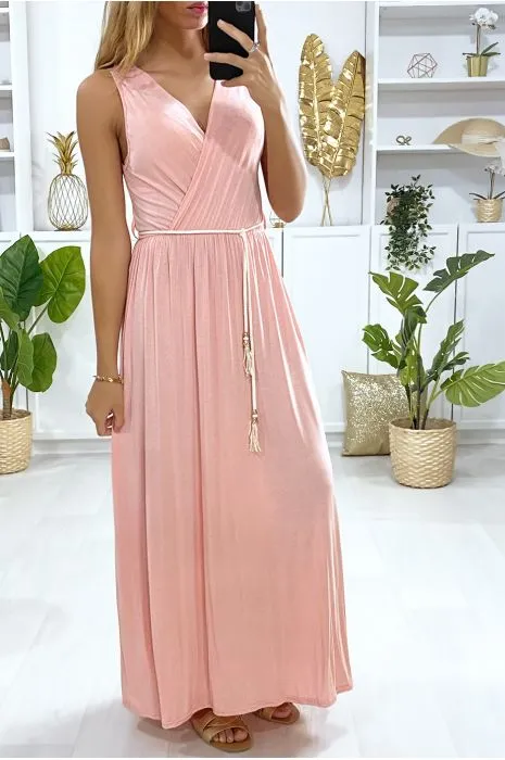 Longue robe croisé en rose avec ceinture en cordon