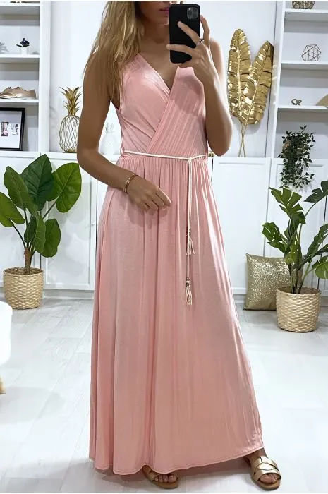 Longue robe croisé en rose avec ceinture en cordon