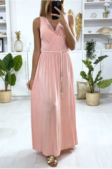 Longue robe croisé en rose avec ceinture en cordon