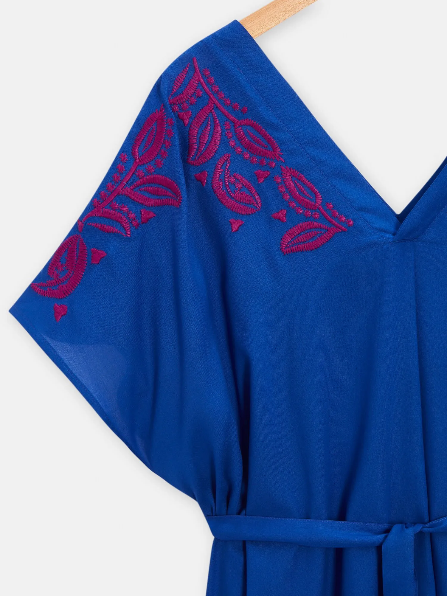 Robe bleu à broderies fleuries pour femme