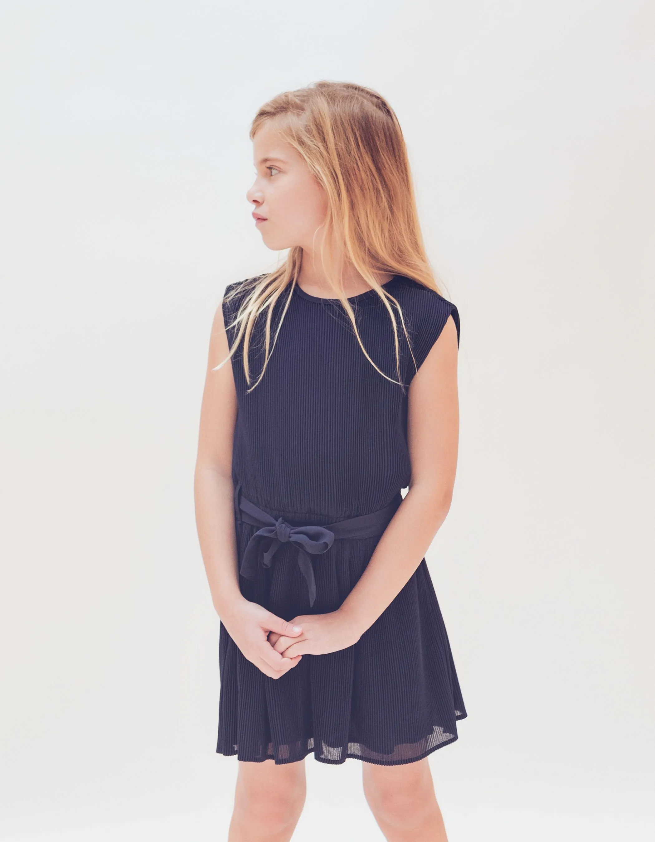 Robe marine plissée avec ceinture fille