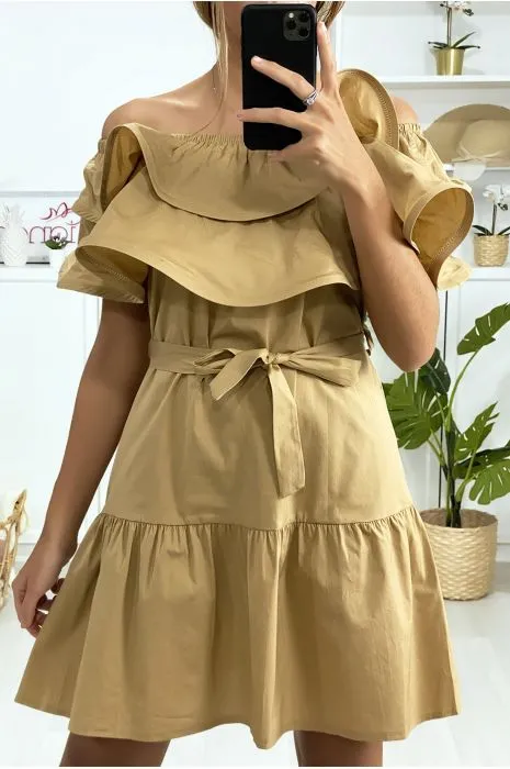 Robe à volant col bateau en camel avec ceinture